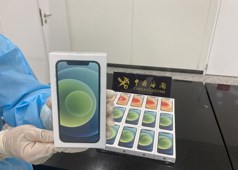 圖為：關(guān)員對查獲的走私手機(jī)進(jìn)行清點(diǎn)+林培艷攝