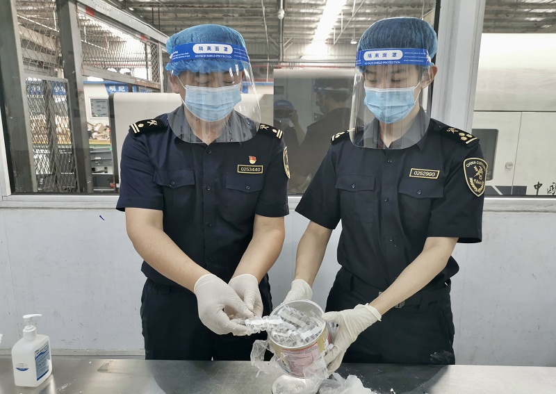關員對夾藏植物種子進行查驗